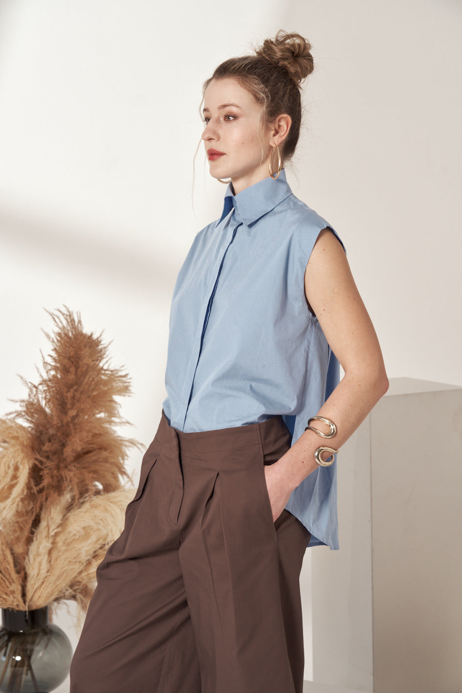 SLEEVELESS COTTON SHIRT