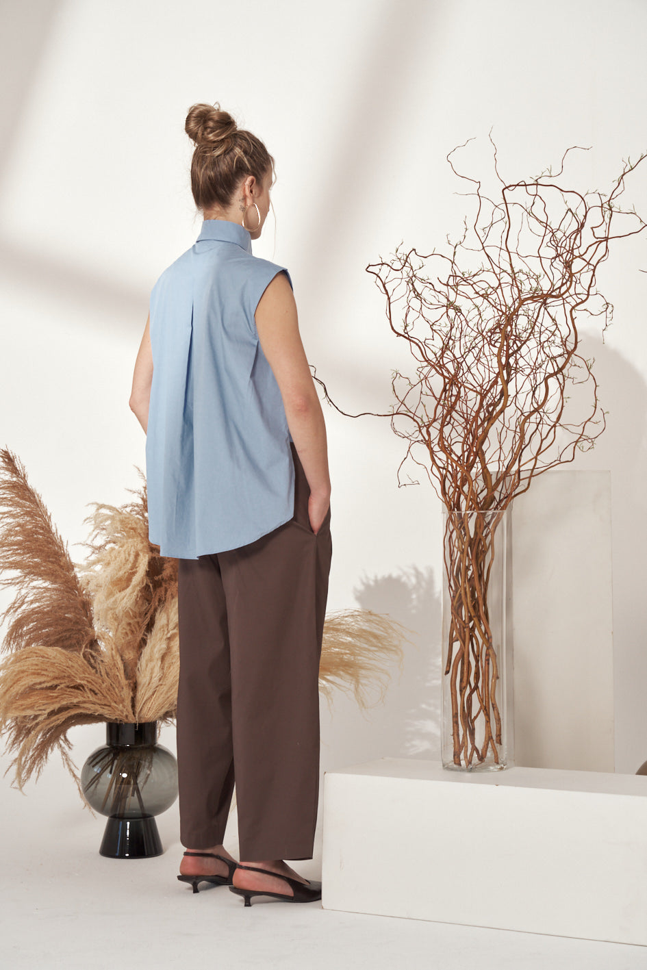 SLEEVELESS COTTON SHIRT